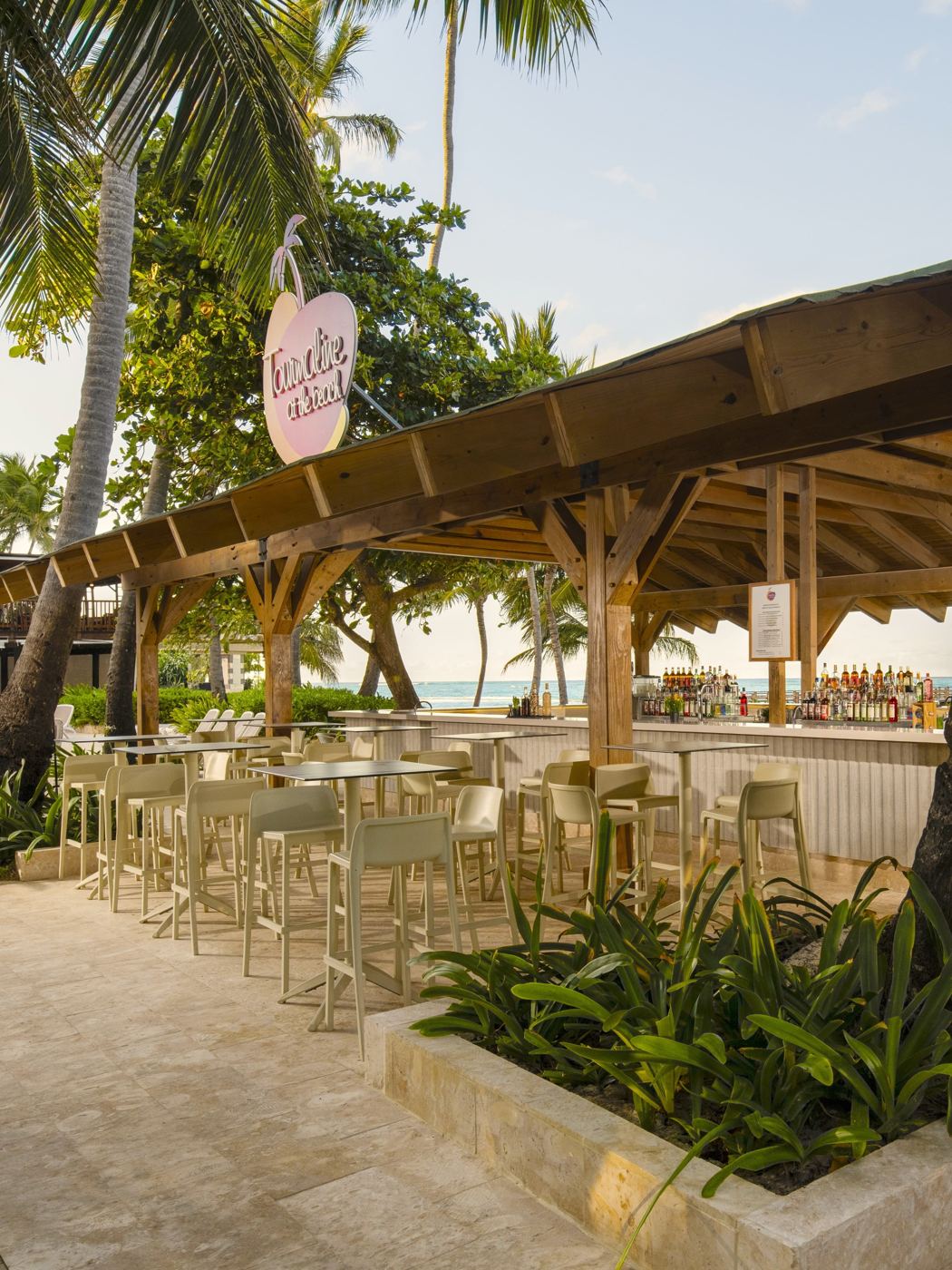Bar à beira da praia no Impressive Punta Cana