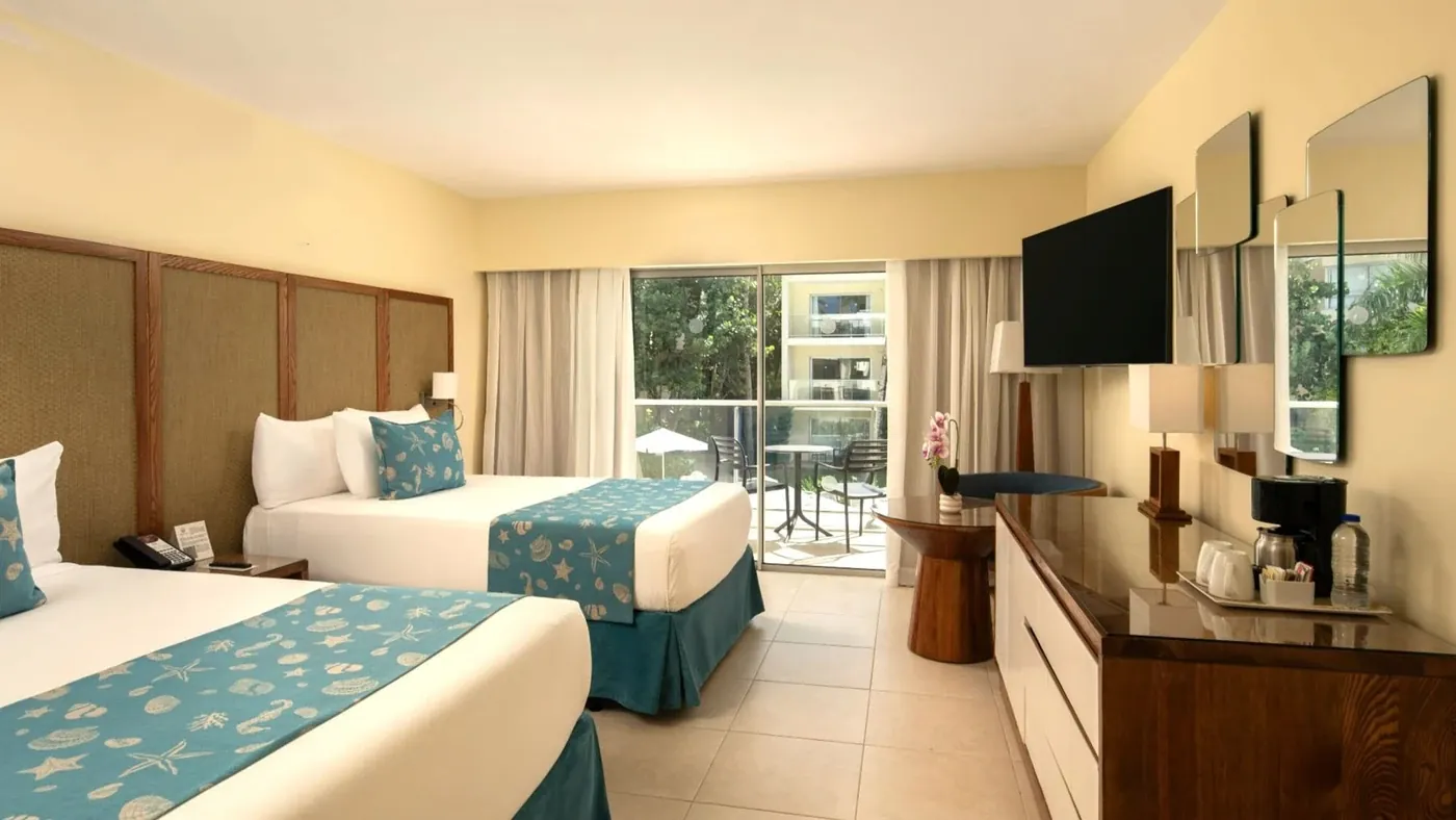 Quarto com vista para a piscina